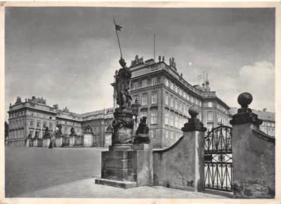 Prague - Le Château — Hradčany, vue du portail et de la statue centrale, éditeur non visible, n° de série non lisible