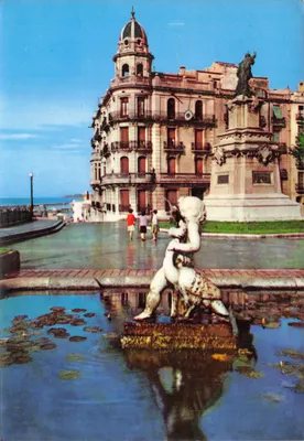Taragona — Fontaine avec statue d'enfant et édifice à balcon — Postales 'LA COLONDRIANA' n°530