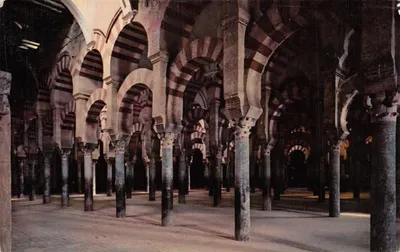Mosquée de Cordoue — Intérieur avec labyrinthe de colonnes — Éditions Arribas, n° 2103