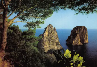 Capri — Les Rochers (I Faraglioni) — éditeur Interdipress, n°179