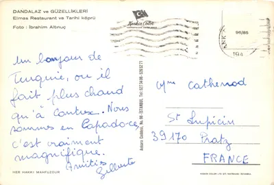 Elmas Restaurant — vue du pont historique et des terrasses en bord de rivière — éditeur Keskin Color — पीछे