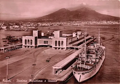 Napoli - Stazione Marittima e Vesuvio — vue du port avec le navire « Vesuvio » et le mont Vésuve en arrière-plan, éditeur FOTOCOLORE - TORINO