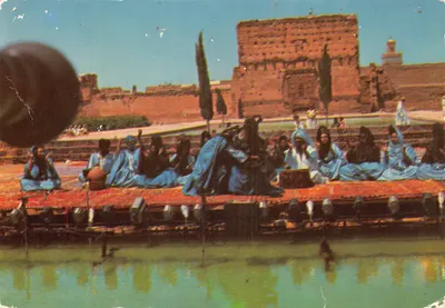 Femmes en tenue traditionnelle — scène au bord d'un bassin avec le Koutoubia en arrière-plan — Imprimerie Moderne, Rue Saint-Dié, Casablanca