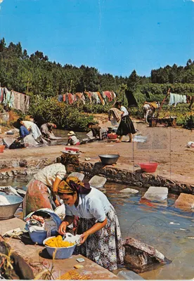 Lavandières de Nazaré — scène de lavage en plein air — éditeur CÓDIGO POSTAL