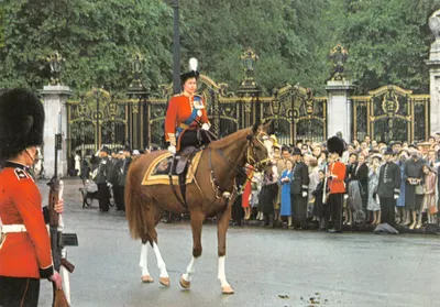 La Reine — cérémonie de Trooping the Colour — éditeur J. Arthur Dixon Ltd