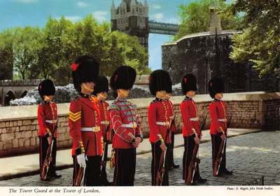 La Garde de la Tour de Londres — Gardes en uniforme rouge devant la Tour de Londres — Photo : E. Nägele, John Hinde Studios