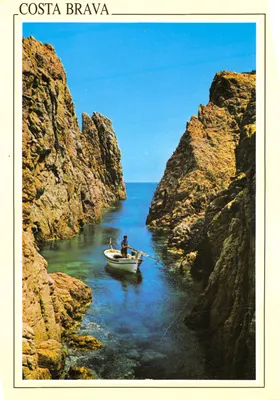 Costa Brava — vue de calanques avec barque — Werticrom, S.A
