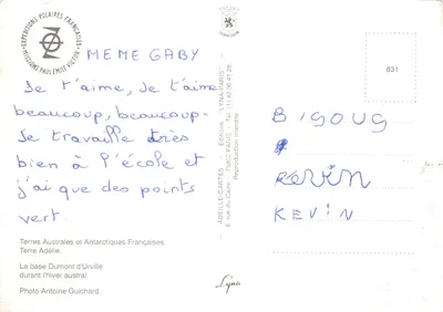 Penguins — trois penguins sur un paysage enneigé avec bâtiments rouges en arrière-plan — Éditions LYNNA-PARIS n°831 — पीछे