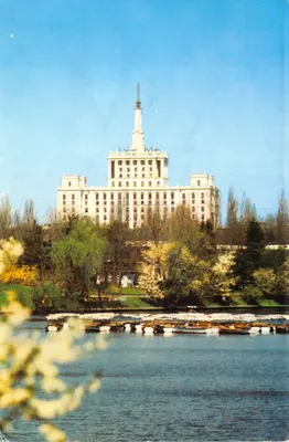 Lacul Herăstrău et la Casa Scintei — vue du lac avec des embarcations — Éditeur: Editura Meridiane, Bucarest