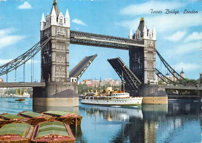 Tower Bridge, London — vue du pont levant avec bateau et barges — Young's Photo Reproductions, LD 2