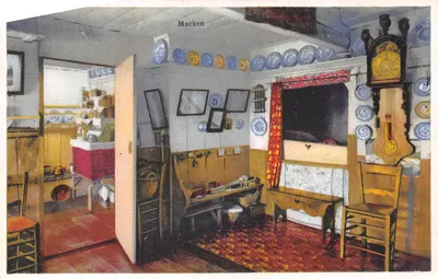 Intérieur d'une maison à Marken — décor de vaisselle bleue et pendule — éditeur Photochromie, série 292, n° 3057