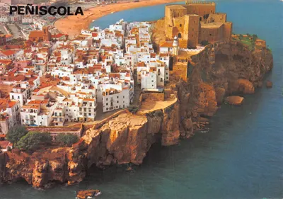 Peñíscola — vue aérienne de la ville perchée sur les falaises avec le château — éditeur KOLORHAM
