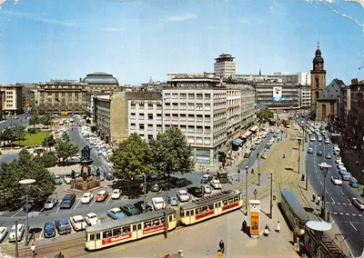 Frankfurt am Main — vue aérienne de la place Goethe avec tramway et édifice de l'Alte Oper — éditeur Hans Andres Verlag