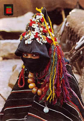 Jeune fille en tenue typique marocaine — portrait en costume traditionnel avec masque et coiffe ornée — éditeur Komaroc SA, n° 89