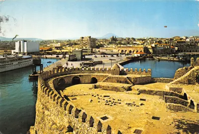 Port de Héraklion — vue depuis les ruines de la forteresse ottomane — éditeur Aed McMahon