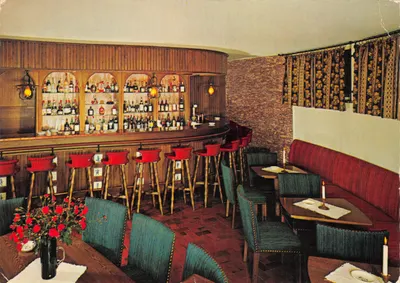 Intérieur d'un bar — bar en bois courbe avec tabourets rouges — éditeur Mohn & Co GmbH Gütersloh, n° A 2484
