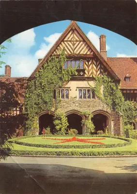 Cecilienhof — cour intérieure vue sous un arc — éditeur VEB Bild und Heimat, Potsdam