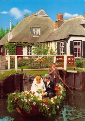 Giethoorn, mariage en péniche — scène de couple marié dans une péniche décorée, éditeur Meulen's Mefacolor n°1289
