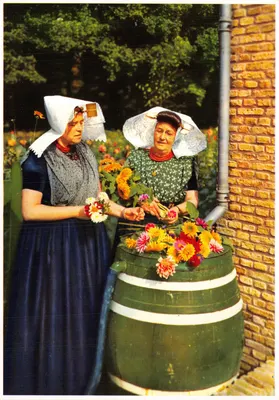 Deux femmes en costume de visite — Zuid-Beveland — éditeur N.V. Weenenk & Snel, Baarn