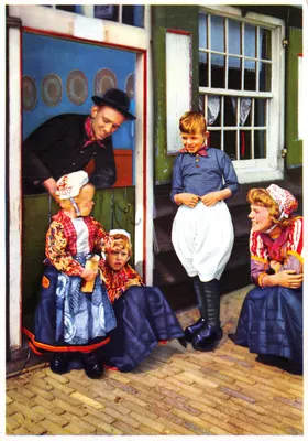 Famille en costume d'été — scène de rue — éditeur N.V. v/h Weenenk & Snel, Baarn, No. 5