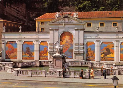 Salzbourg, Pferdeschwemme (1695) — fontaine ornée de fresques équestres et statue centrale — Bergwelt Verlag C.Jurischek