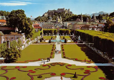 Salzbourg — Jardin Mirabell avec le château de Hohen Göll en arrière-plan — Bergwelt-Verlag C. Jurschek