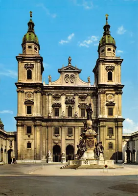 Dom zu Salzburg — cathédrale baroque avec statue allégorique — Bergwelt-Verlag C.J. Jurischek
