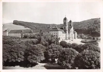 Kloster Einsiedeln — vue du complexe monastique avec la basilique et les jardins — éditeur Kloster Einsiedeln Photo, n° 5