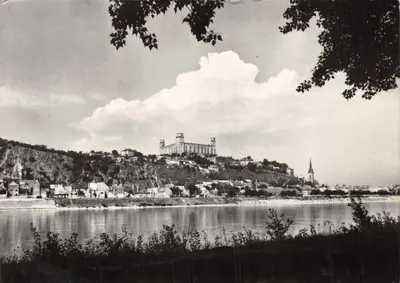 Vue de Bratislava — château sur colline et fleuve — éditeur PŠK-HSV, BRATISLAVA, n° 3 57549