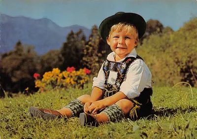 Enfant en costume traditionnel autrichien — montagnes en arrière-plan — Alpenverlag Weis, n° 8496