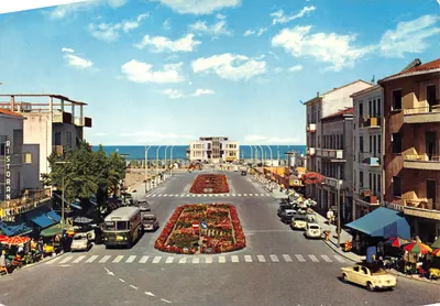 Place d'Italie — vue de la rue avec fleurs et mer — éditeur Ed. ARDO, n°34