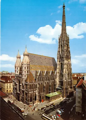 Vienne. Cathédrale Saint-Étienne — vue aérienne de l'édifice gothique avec son imposant clocher et son toit à tuiles colorées — éditeur P. Ledermann, n° 51387