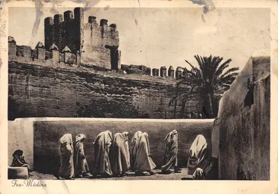 Fès-Médina — femmes voilées devant les remparts — Édition Impressions Normandes Héliographiques - Caen