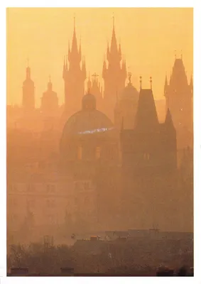 Vue de Prague — silhouettes des édifices dans la brume dorée — Photo Jirí Šourek, Tisk EXPRINT Červený Kostelec
