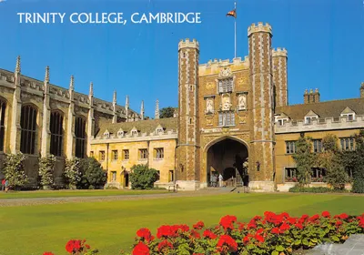 Trinity College, Cambridge — Portail et édifice gothique — éditeur SALMON Camera Colour Post Card