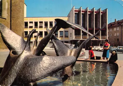 Friedrichshafen am Bodensee — Fontaine des Cygnes (Schwanenbrunnen) devant le Rathaus — éditeur Bodan-Ansichtskartenverlag