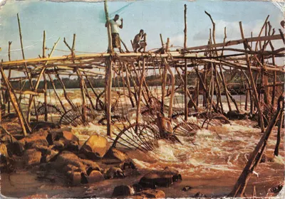 Pêcheries dans les rapides du Congo — scène de pêche sur un ponton en bois — IMPRIMÉ BRAZZAVILLE