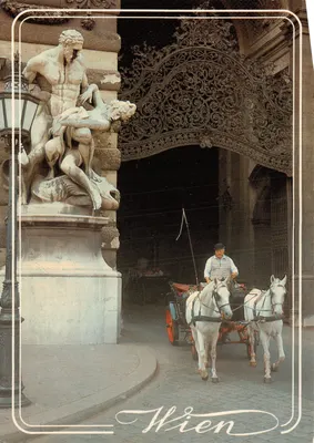 Wien — Portail de la Hofburg avec statue de Neptune et calèche — Photo K. Schieferer, n° RR 4019