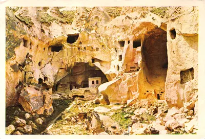 Caves de Nevşehir — vue des habitations rupestres — éditeur Her Rahbi Manfucdar