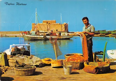 Paphos Harbour — pêcheur au quai, bateau et fort en arrière-plan — éditeur N.G. TRIARCHOS & Co. Ltd