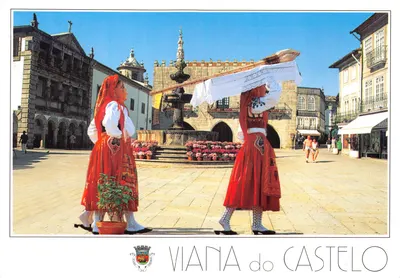 Viana do Castelo — view of a market scene with dancers in traditional costume — publisher FRANCISCO MAS & Artes Gráficas