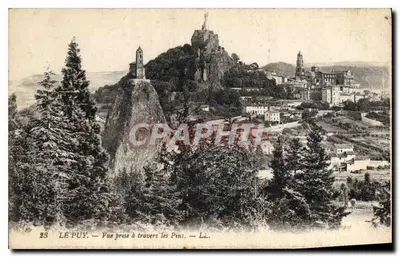 Le Puy — Widok zaczerpnięty przez sosny — LL
