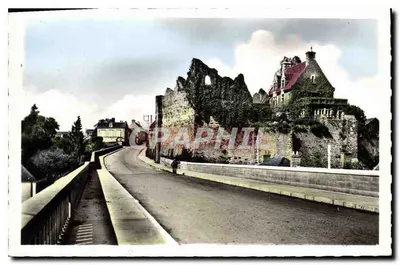 Beaumont-sur-Sarthe — Entrada da cidade e castelo — Foto A. Mains