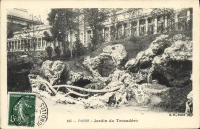 Paryż — Jardin du Trocadéro — widok kaskady i budynku — B.R., Paryż, nr 195