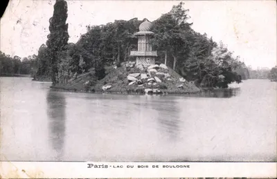 Paryż — Jezioro w Bois de Boulogne — widok jeziora z małą wieżą na wyspie leśnej