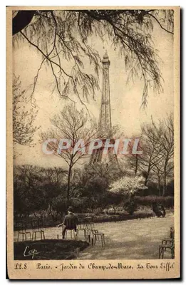 Paris - Jardin du Champ-de-Mars - La Tour Eiffel