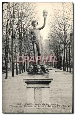 Człowiek z maskami — Ogrody Luksemburk — autor Zacharie Astruc — ND Fot.