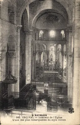 Orcival — Interior da Igreja, uma das mais notáveis do estilo romano