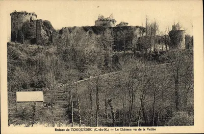 Ruínas de TONQUÉDEC (C.-du-N.) — O Castelo visto da Vale