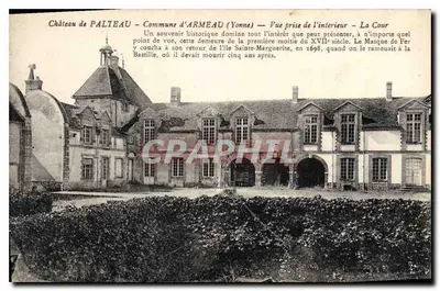 Castelo de Palteau — Comuna de Armeau (Yonne) — Vista tirada do interior — A Cour